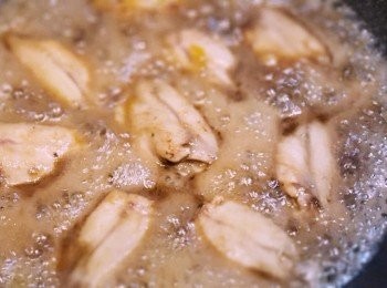 step3: 把可樂,柚子醬,豉油,雞粉,麻油倒入， 以中大火炆煮約8分鐘， 見醬汁收乾盛起放在碟上 ( 炆煮期間把<a href="https://bit.ly/3zHU5V3" target="_blank" data-keyword="雞翼" class="guide-link"><strong>雞翼</strong></a> <span style="display:inline-block;vertical-align:middle;margin-top:-3px;color:initial;border-radius:3px;padding:2px 3px;font-size:12px;line-height:14px;background:#87d300;color:#fff;">即買</span> 反動一、兩次， 檸醬汁能均勻上色 )