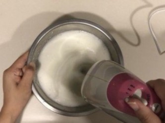 step3: 於雪櫃取出蛋白，先加入一半糖用打蛋機打起泡