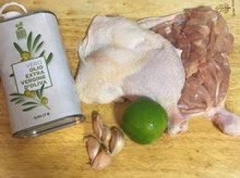 step1: 去骨雞腿洗淨後用廚房用餐巾紙擦乾，並再雞腿肉的那面，劃幾刀讓肉可以更平均加熱。