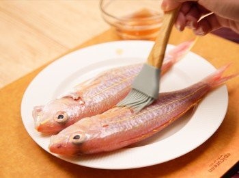 step3: 塗上紅衫魚身兩邊醃30分鐘，醃好後用廚房紙吸乾魚身。 