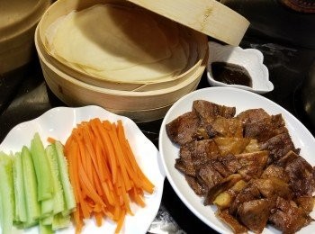 step12: 一塊皮包起一片素鴨,配甘筍青瓜加海鮮醬包起進食即可