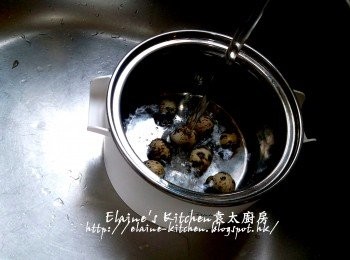 step4: 期間將鵪鶉蛋放入美的早餐機的煲內加水