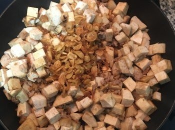 step7: 放入10g油蔥酥炒勻；