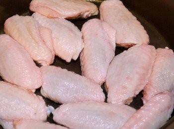 step1: 燒熱油鑊放入<a href="https://bit.ly/3zHU5V3" target="_blank" data-keyword="雞翼" class="guide-link"><strong>雞翼</strong></a> <span style="display:inline-block;vertical-align:middle;margin-top:-3px;color:initial;border-radius:3px;padding:2px 3px;font-size:12px;line-height:14px;background:#87d300;color:#fff;">即買</span> 略煎