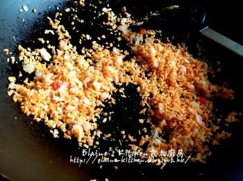 step10: 乾蔥碎放入鑊中用中火爆香 , 再加入炸蒜及紅辣椒粒用慢火慢慢拌炒至乾身