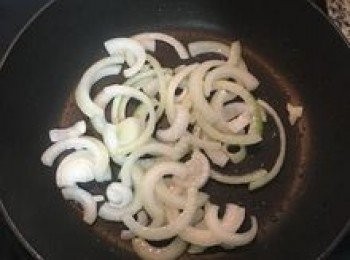 step2: 炒鍋內放入適量的橄欖油，炒香洋蔥；