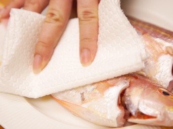 step1: 紅衫魚洗淨後用廚房紙吸乾魚身。