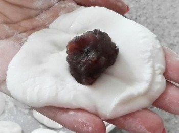 step3: 將麵糰分成小份，放入餡料，封口，搓圓