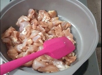 step2: 用易潔煲燒熱小許油， 下雞肉中小火爆至半熟