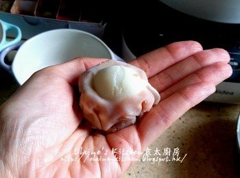 step7: 將一隻鵪鶉蛋放在一塊白色燒賣皮上 , 再放上餡料 , 整成燒賣狀