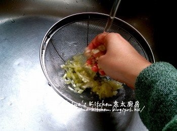 step3: 韭黃粒用水沖一沖洗及瀝乾
