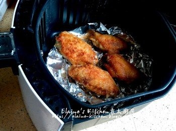 step9: 8分鐘後將<a href="https://bit.ly/3zHU5V3" target="_blank" data-keyword="雞翼" class="guide-link"><strong>雞翼</strong></a> <span style="display:inline-block;vertical-align:middle;margin-top:-3px;color:initial;border-radius:3px;padding:2px 3px;font-size:12px;line-height:14px;background:#87d300;color:#fff;">即買</span> 反轉(雞肉向下) , 繼續用180C8分鐘至兩面金黃色脆身