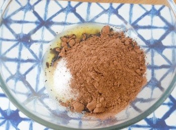 step1: 將溶化牛油、雞蛋、砂糖和可可粉拌勻
