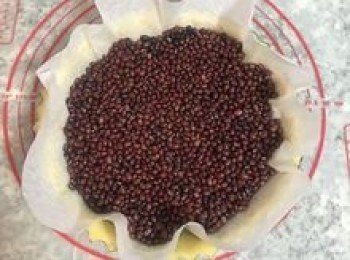 step12: 烤箱預熱溫度到了170度時，便可以把派皮從冰箱取出，蓋上一片烘焙紙，再倒些豆類或放上烘焙石壓住，入烤箱烤15分鐘後，取出拿掉烘焙紙和豆子們，再進烤箱烤10分鐘即可。