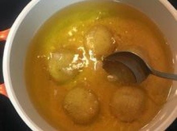 step20: 放入後略用湯匙攪動ㄧ下，以免沾黏；全程用中小火慢慢炸；