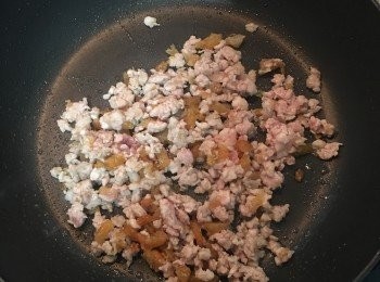 step5: 放入絞肉炒到變白色；