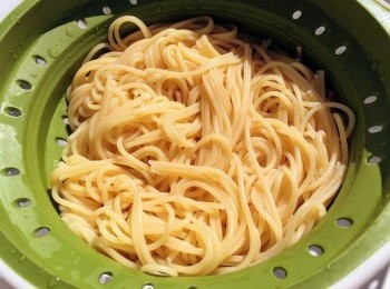 step1: 將雞蛋煮成溫泉蛋 (請參考溫泉蛋撈烏冬的做法)，待用。
煲水至沸起，加入少量鹽及橄欖油，轉為中火，將意粉放入。
滾水內約5分鐘。盛起意粉，過冷河，瀝乾水份，待用。