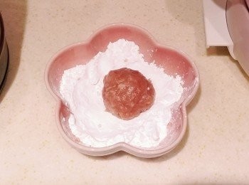 step4: 將肉丸放入餘下的粟粉內，上簿簿一層粉。