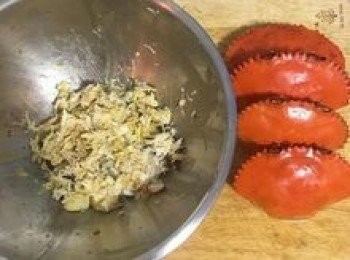 step5: 洗乾淨的螃蟹滾水蒸15-20分鐘（依所用的螃蟹類別有差別），肉蟹約20分鐘。螃蟹蒸好後放涼，取出蟹黃和蟹肉備用。