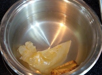 step1: 小花膠在清水中浸六至八小時, 撈起清除內膜後, 跟兩片薑和清水一起煲二十分鐘後取出, 隔乾剪成小片後待用