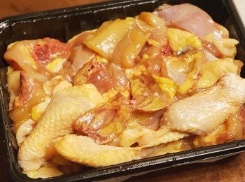 step1: 先把雞洗乾淨斬件， 用少許雞粉、糖及麻油拌勻醃三小時或以上 ( 可預早一晚醃製 )