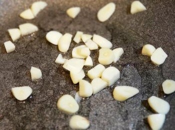 step5: 用油爆香蒜頭