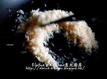 step7: 鑊中加入油燒熱 , 爆香乾蔥粒及餘下蒜粒 , 加入白米炒至乾身