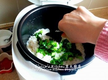 step20: 盛起放入白飯內拌勻成菜飯即可