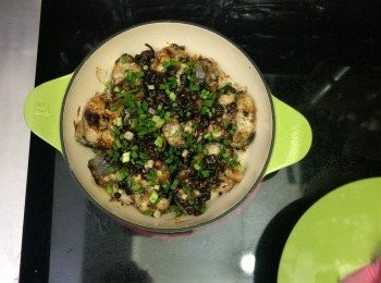 step10: 之後關火焗10分鐘
開蓋下蔥粒及煲仔飯豉油，再焗3分鐘即成