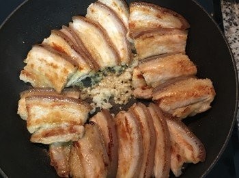 step4: 利用鍋內煎五花的餘油炒香蒜末；並將所有煎好的肉排入鍋中；