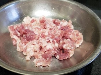 step1: 免治豬肉
用少少糖，雞粉，生粉撈好