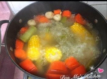 step1: ～<a href="https://bit.ly/3ANJVUp" target="_blank" data-keyword="豬展" class="guide-link"><strong>豬展</strong></a> <span style="display:inline-block;vertical-align:middle;margin-top:-3px;color:initial;border-radius:3px;padding:2px 3px;font-size:12px;line-height:14px;background:#87d300;color:#fff;">即買</span> 出水備用；青紅蘿蔔和粟米去皮切件 待用
～雪耳浸軟洗淨備用
～無花果及蜜棗略洗 待用
～中火煲水，滾後放下所有材料
～中火滾後煲30分鐘， 轉小火慢慢煲2小時，加鹽調味便成。