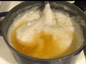 step5: 把粉漿倒進去，邊倒邊攪拌至完全融合，再把柚子蜜加進去並拌均勻。
