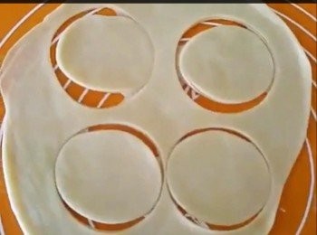 step4: 取出面糰壓薄，用圓形模具吸出型狀