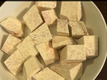 step1: 芋頭半邊、去皮洗淨切一塊塊，鋪在蒸盤備用。