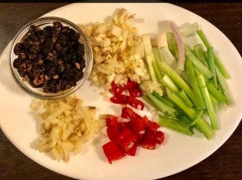 step5: 鼓汁調味料：
蒜頭切末、薑切絲成末、泡洗淨豆豉、青葱洗凈切段及紅椒切碎備用。