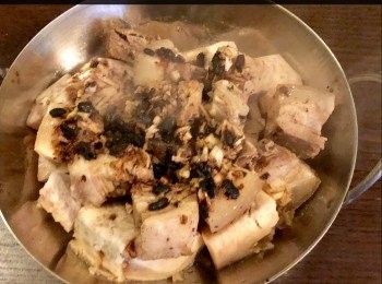step6: 將蒜蓉、薑蓉和豆鼓爆香後，倒入已醃好的五花腩，於已鋪好的芋頭蒸盤上，加1-2湯匙上湯，以大火去蒸二十分鐘直至芋頭和五花腩肉熟為止。