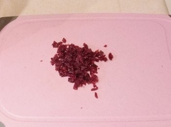 step2: 紅莓乾切碎備用。