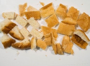 step1: 將吐司邊切小塊（用手撥也ＯＫ）
接著用餐巾紙上下包起，放進微波500W加熱3分鐘使其乾燥。