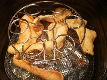 step2: 每次炸蝦片數量不要太多，因為太多會影響膨脹程度。