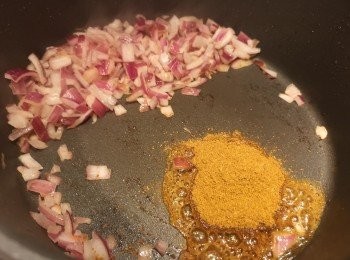 step4: 用油爆香洋蔥粒後，再加少許油爆香咖喱粉。
