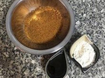 step10: 接著製作蜜糖餡，材料先秤好。
註：棕櫚糖可用其他家裡有的糖替代，唯棕櫚糖加熱後較有焦糖香且吃了不易升醣。