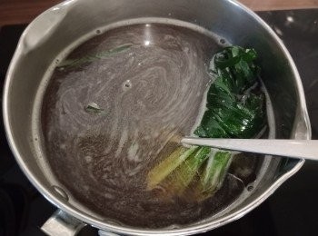 step2: 注入水，放進班蘭葉，中火煑溶糖，要小心搞伴，糖溶後，轉中小火，將水煑滚，收火，再焗大約十分鐘。