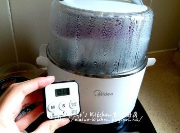 step9: 再放入一層紫薯粉漿 , 再蒸5分鐘 , 直至最後一層蒸25分鐘至全熟 , 焗10分鐘 , 如不做千層 , 可將粉漿放入模具內蒸1小時