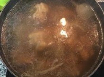 step6: 煮滾後用濾網將浮起的泡渣撈除，再用小火燉煮1-1.5小時,<span class="group_2">高湯</span>便完成了!
