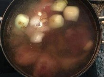 step5: 加入水、米酒和白胡椒粉，大火煮滾；
