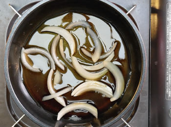 step5: 將調味料、洋蔥及雞肉放入平底鍋內。