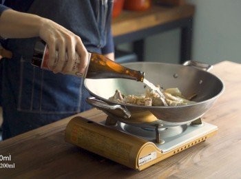 step2: 等雞肉炒出香氣後加入米酒、水煮滾。