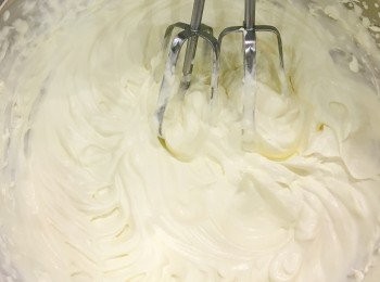 step6: 淡忌廉座冰塊先打發到出紋路，再加入雲呢拿香油及糖打至十分發，放入雪櫃備用