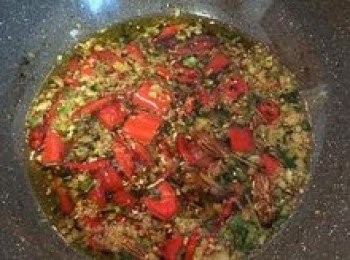 step13: 倒入另外的一半200g油，讓香料降溫；